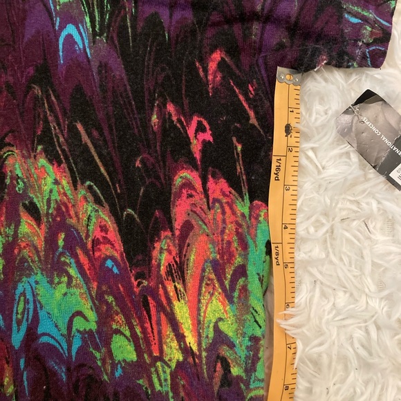 Colorful Abstract Patterned Top - Picture 5 of 6